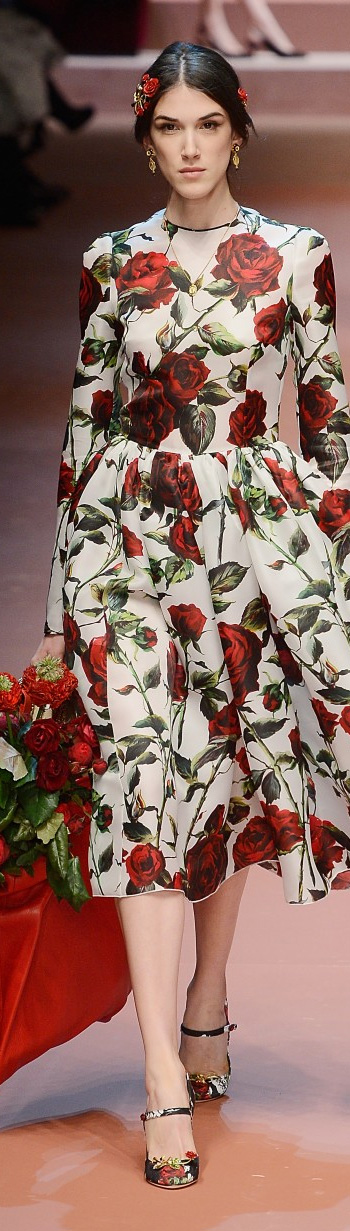 Dolce & Gabbana FW 2015 RTW – White silk dress with red roses printed |  Glamorous Luxury Passion