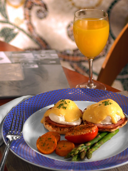 NY Breakfast - Eggs Benedict at Oscars Brasserie, Waldorf Astoria