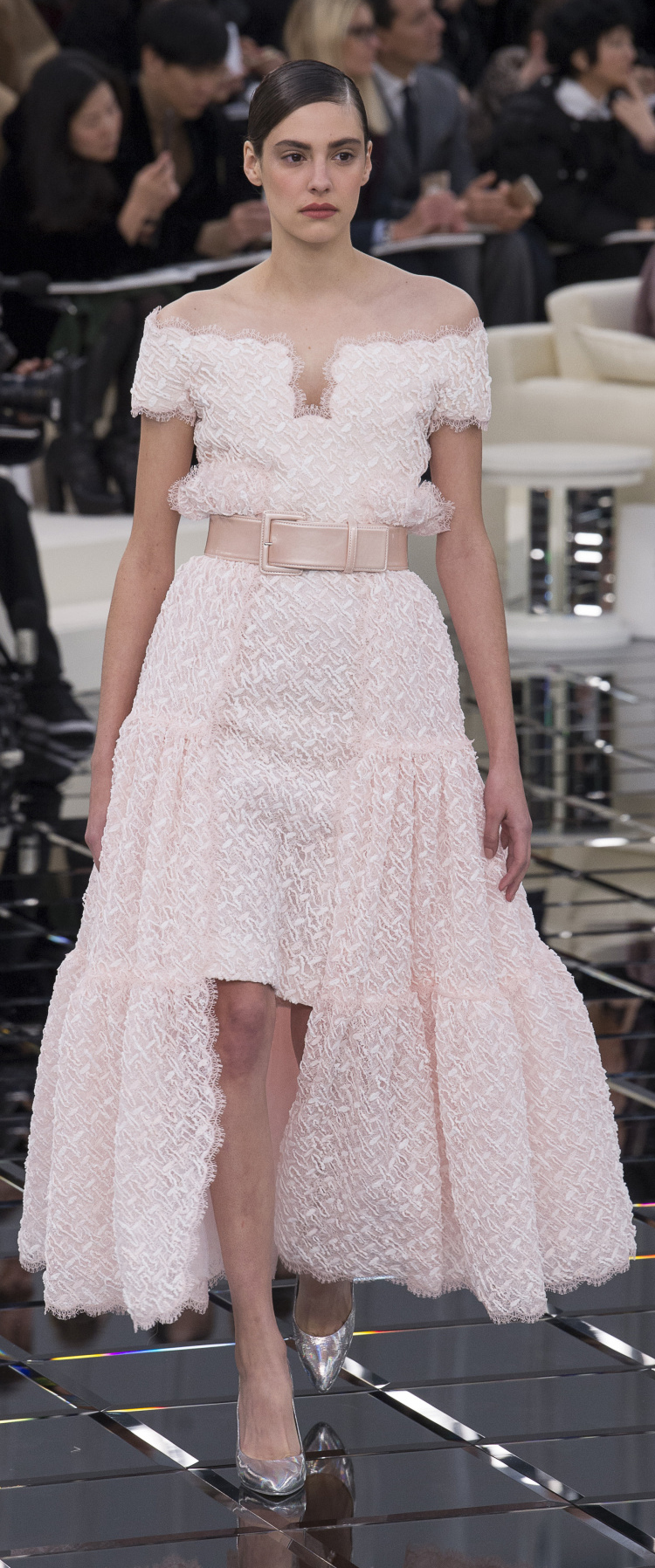 chanel-haute-couture-2017-spring-pink-lace-maxi-dress